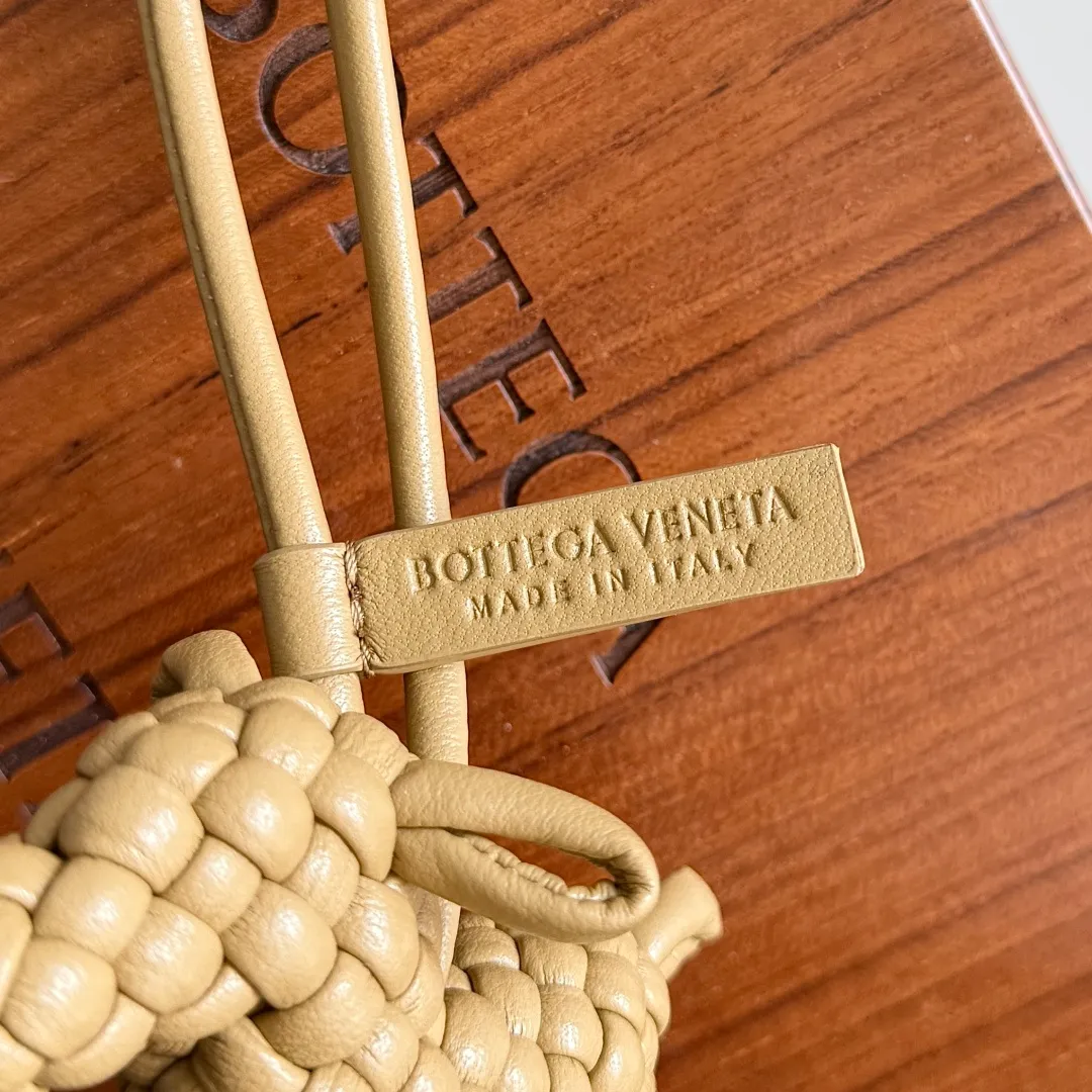 Batch 540 BOTTEGA VENETA2025 new puppy-shaped pendant braided puppy is now online😎The leather braided puppy-shaped pendant can be hung on any handbag, and it is as cute, delicate and colorful as it matches with a bag. Cute and cute, it will touch your heart at any time. It can be hung on bags or keychains. Who can resist such a cute puppy? Style number: 807068